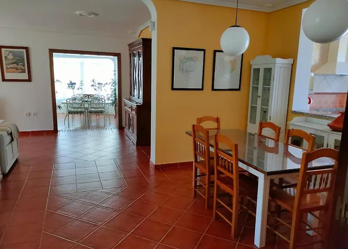 Villa Con Piscina Junto A La Playa