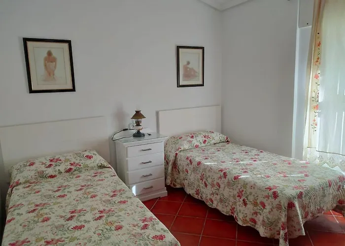 Villa con piscina junto a la playa
