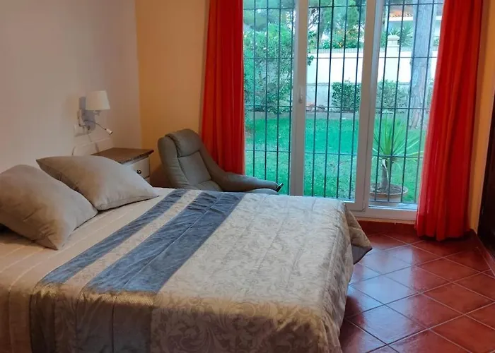 Villa con piscina junto a la playa